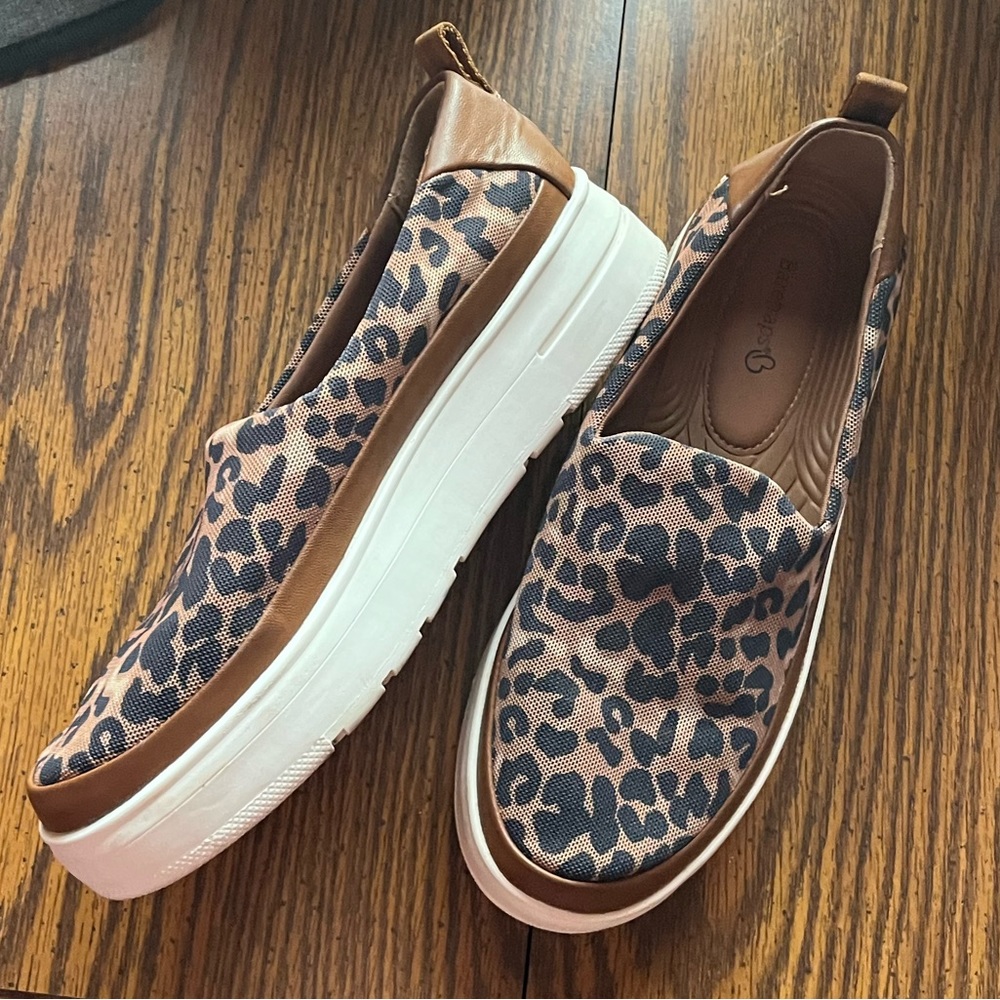 Baretraps nevin leopard pull on loafers shoes 8.5